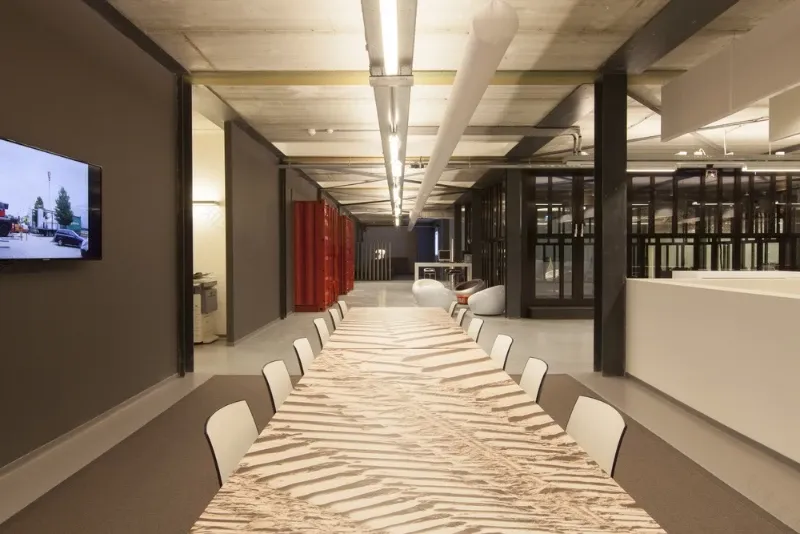 工业区中的绿色创意办公室-5