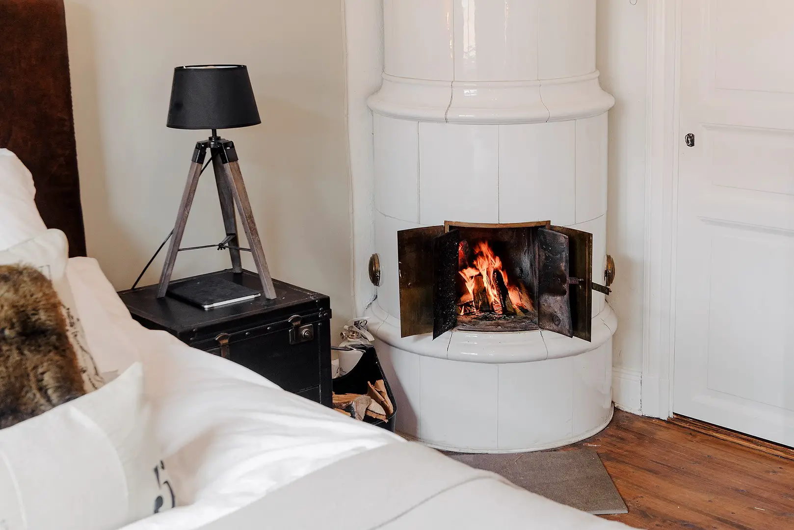 暖冬的民族风情 | 铜与 tan 皮革的完美搭配-17