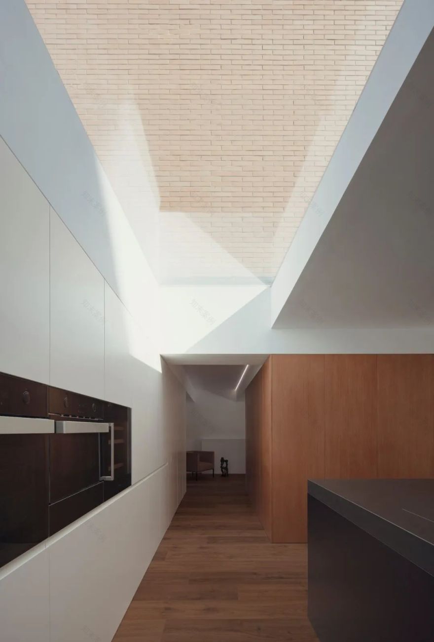 巴伦西亚简约住宅设计,纯净氛围中的艺术品展示-6