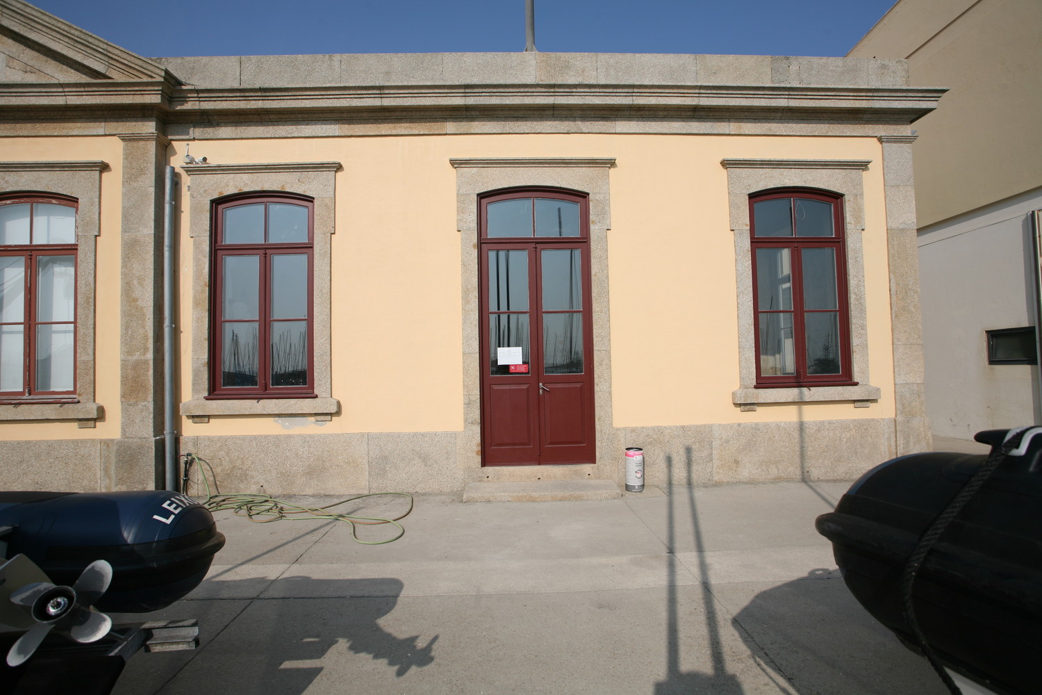 葡萄牙 Atlantic Sailing Club 会所 · 功能与历史的和谐融合-26