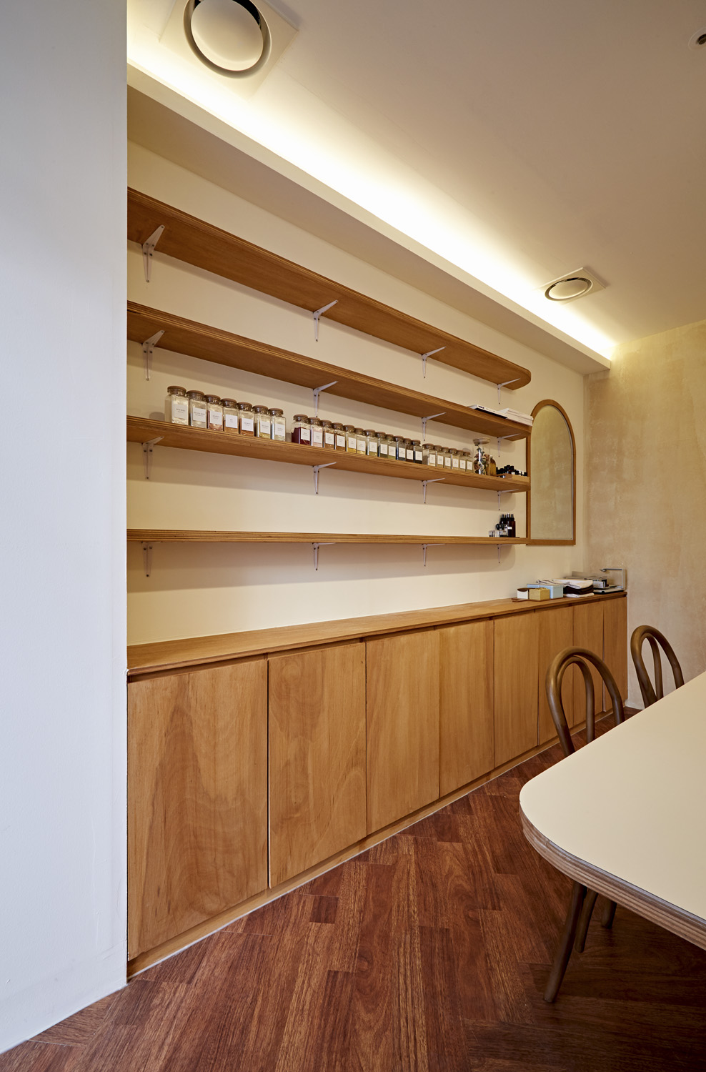 温馨舒适 | 白色木纹打造 8 平米浴室的极简奢华-9