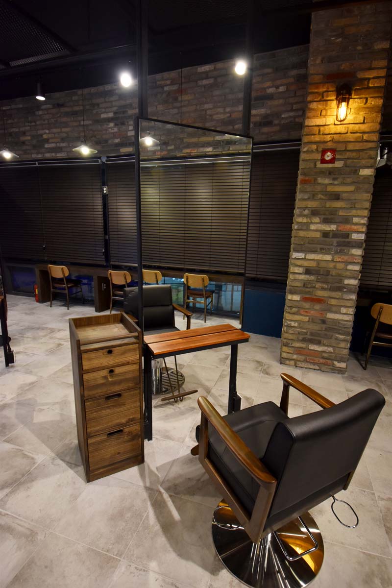 25 平米美妆小店，极简黑白色调打造青春时尚空间-12