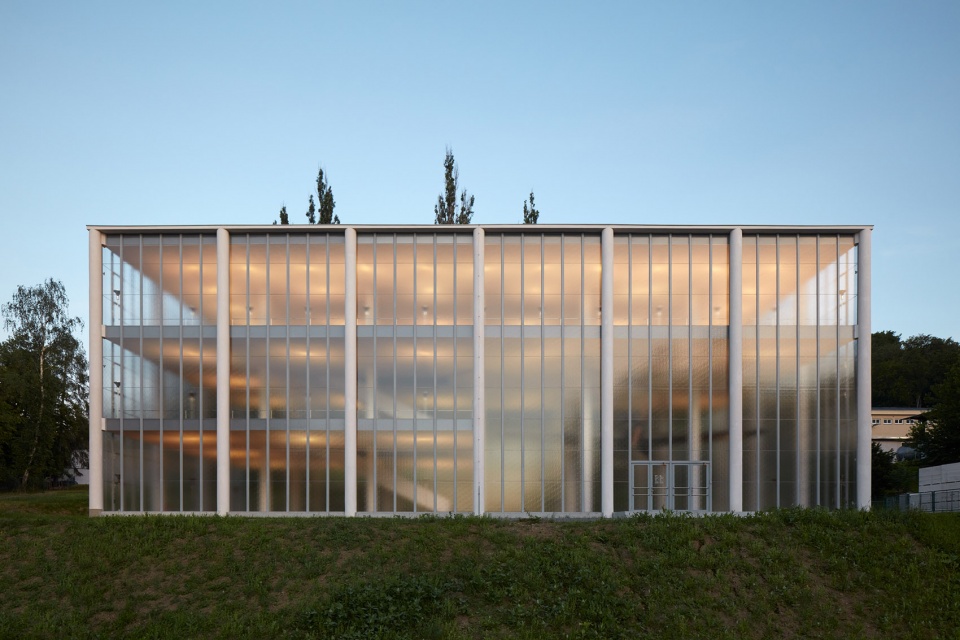 捷克 Tomáš Baťa 纪念馆改造 | 现代简约的神圣空间-3