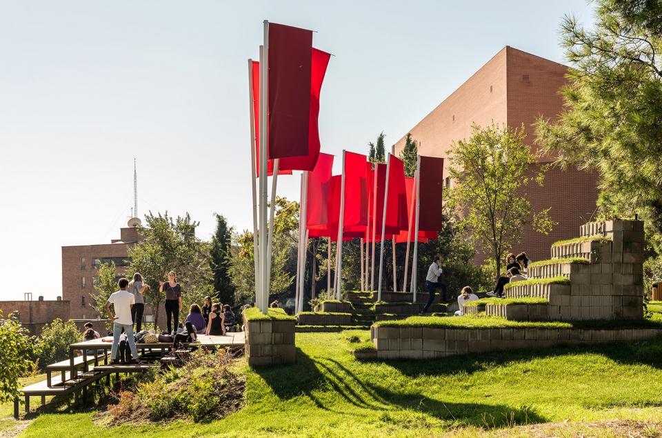 马德里戏剧学院“El Olimpo”公共空间 · 校园荒地的创意改造-11