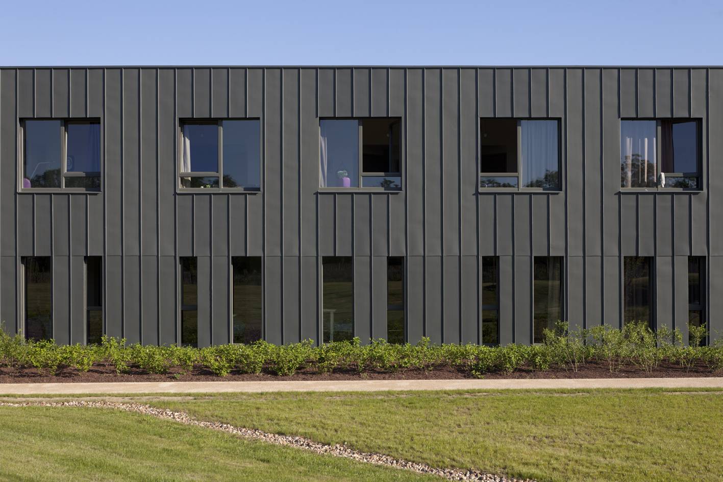 狼堡养老院

注：Ehpad是法语中EHPAD的写法，指接收失能老人的养老院；Le Château du Loup直译为狼之城堡，结合前面的Ehpad，意译为狼堡养老院  丨Studio Gardoni-1