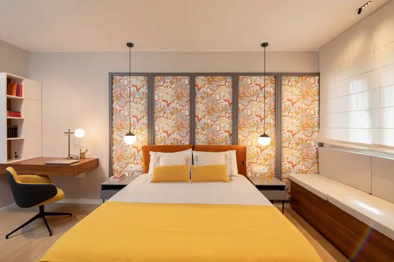 旋转家具打造开放式厨房,绿色与陶土色彩的巧妙运用-14