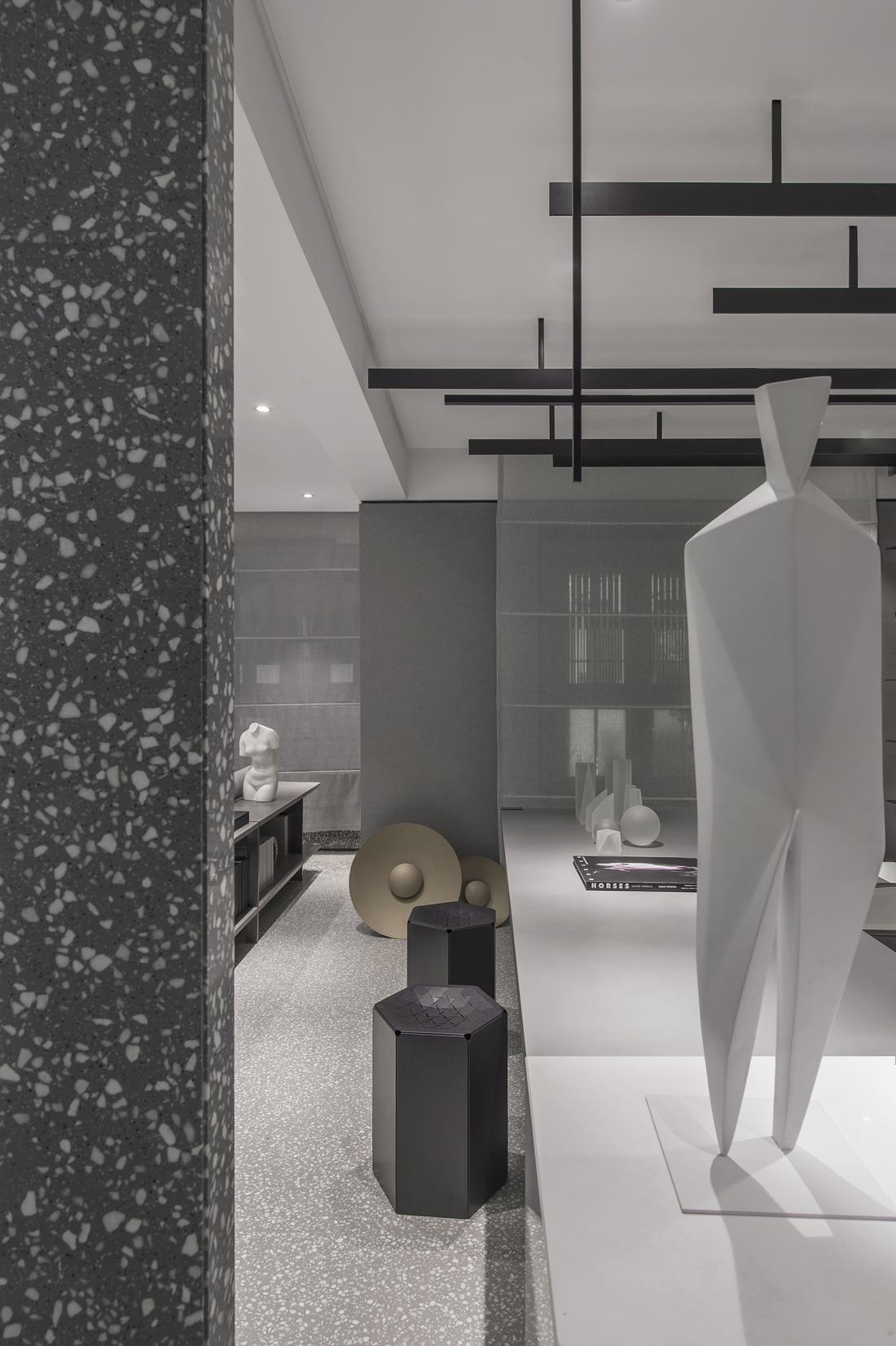 140平米爆改为一室，宠物鲨鱼的黑白世界极简至极-10