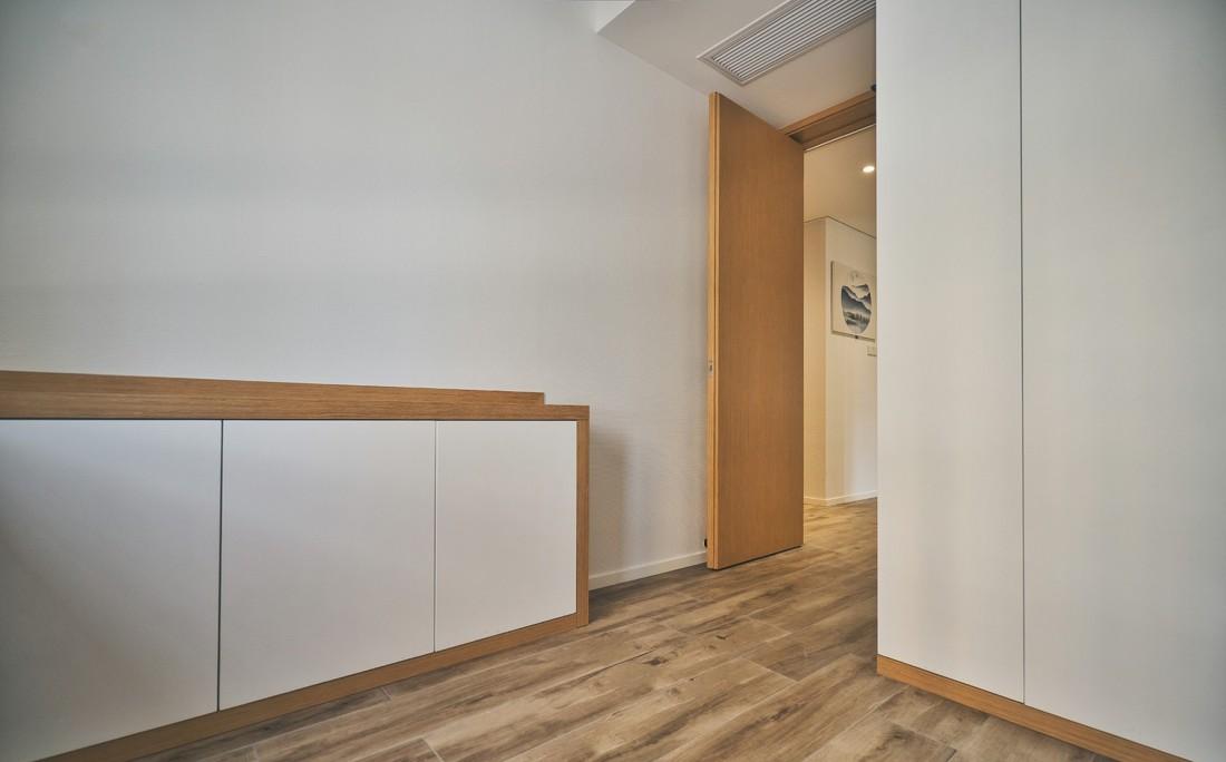 245㎡现代简约大平层,藏蓝美式卫浴柜成焦点-50