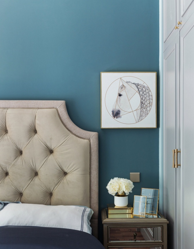 客厅的水洗蓝和卧室的静谧蓝共同营造出一个宁静雅致的-8