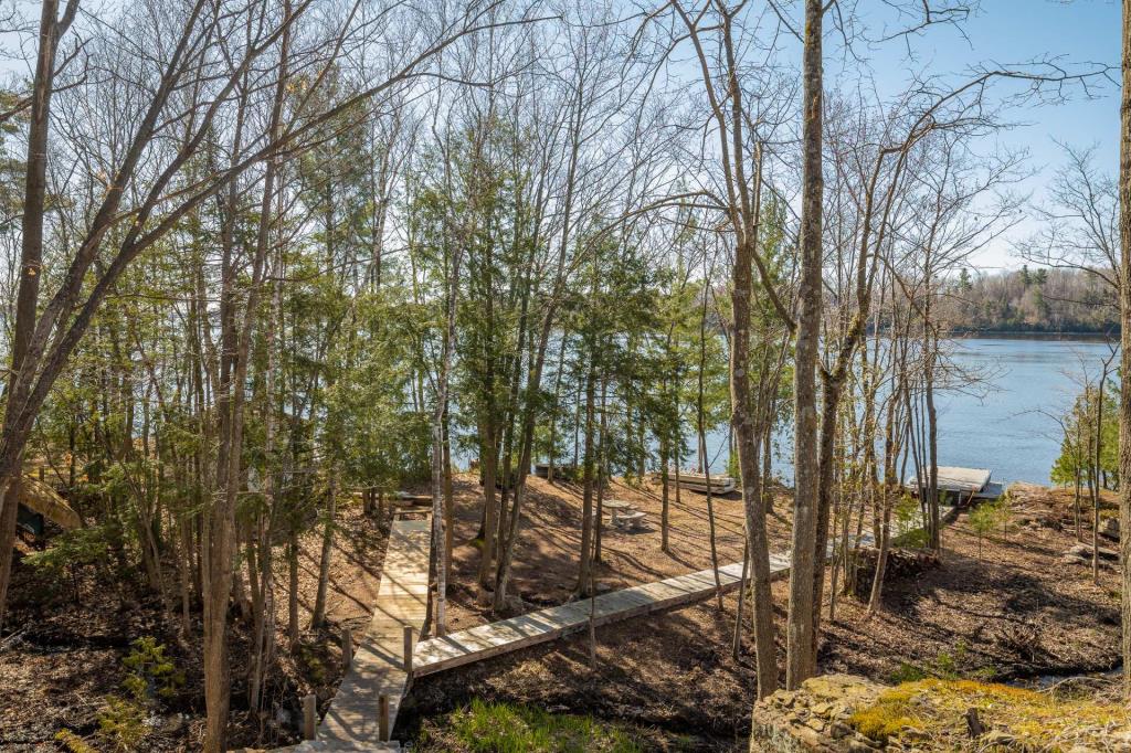 劳伦琴地区水边豪华房产丨Joli Joli Design-28