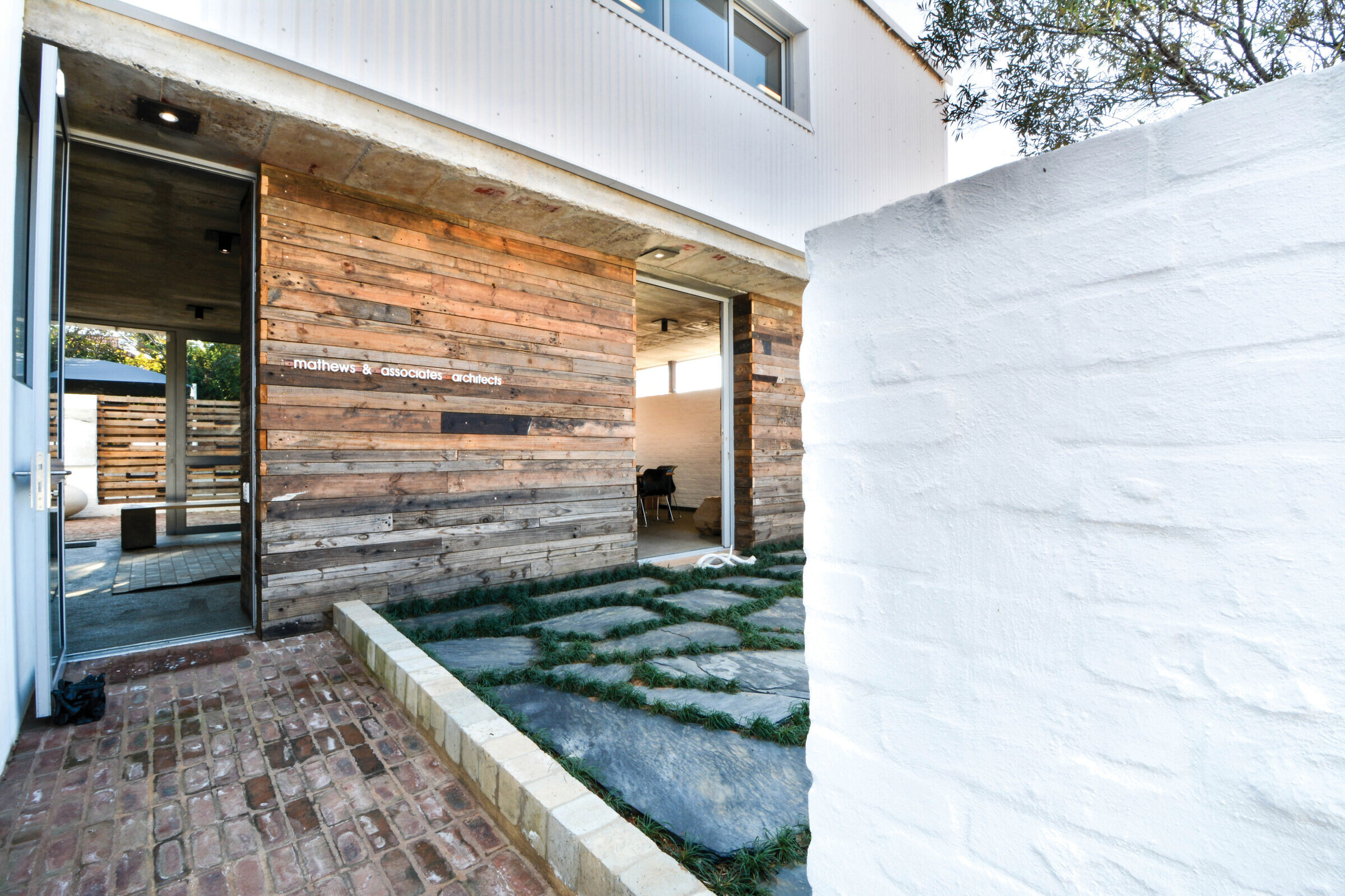 Oaktree Studio | 经济适用、环保与艺术共融的办公住宅空间-26