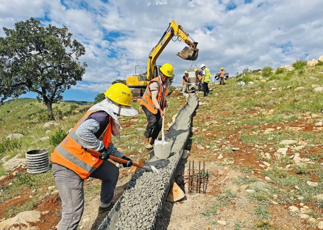 如何在平均坡度超40度的峭壁上建光伏电站？｜争做文明有礼中建人-31