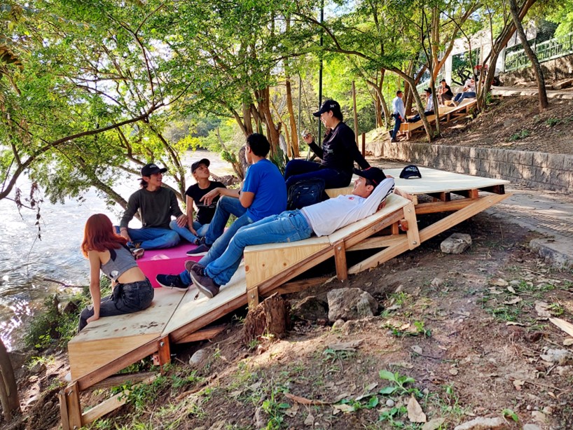 哥伦比亚木质太阳能城市家具塑造公共空间-19