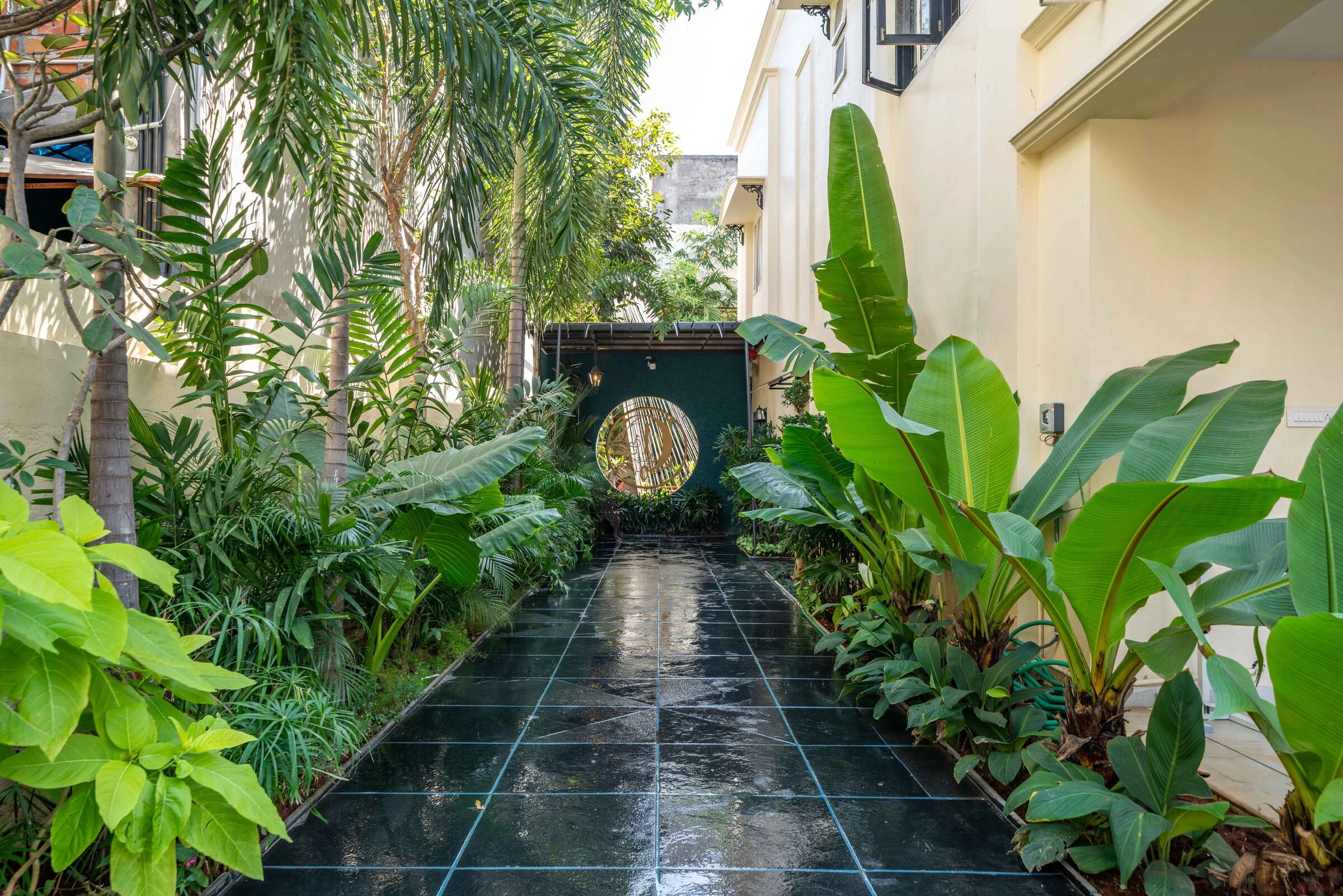 印度 Foncé巧克力工坊 · 4 walls design studio 的流动艺术空间-19