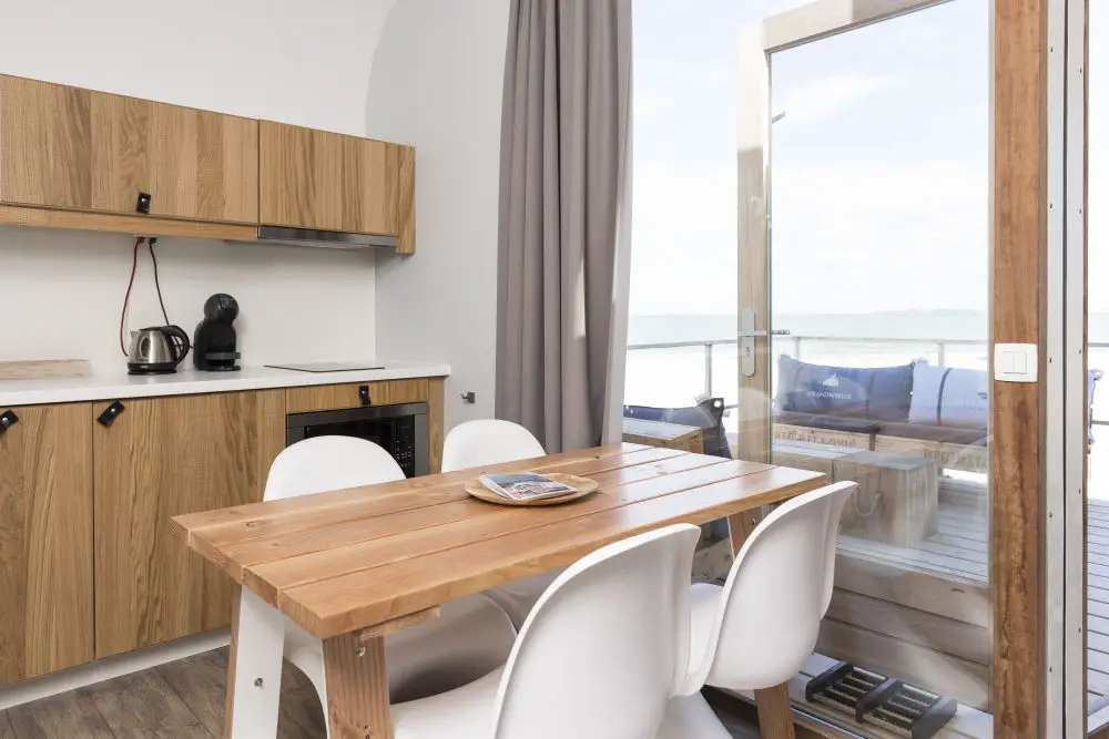 荷兰海滩上的未来主义玻璃小屋-3