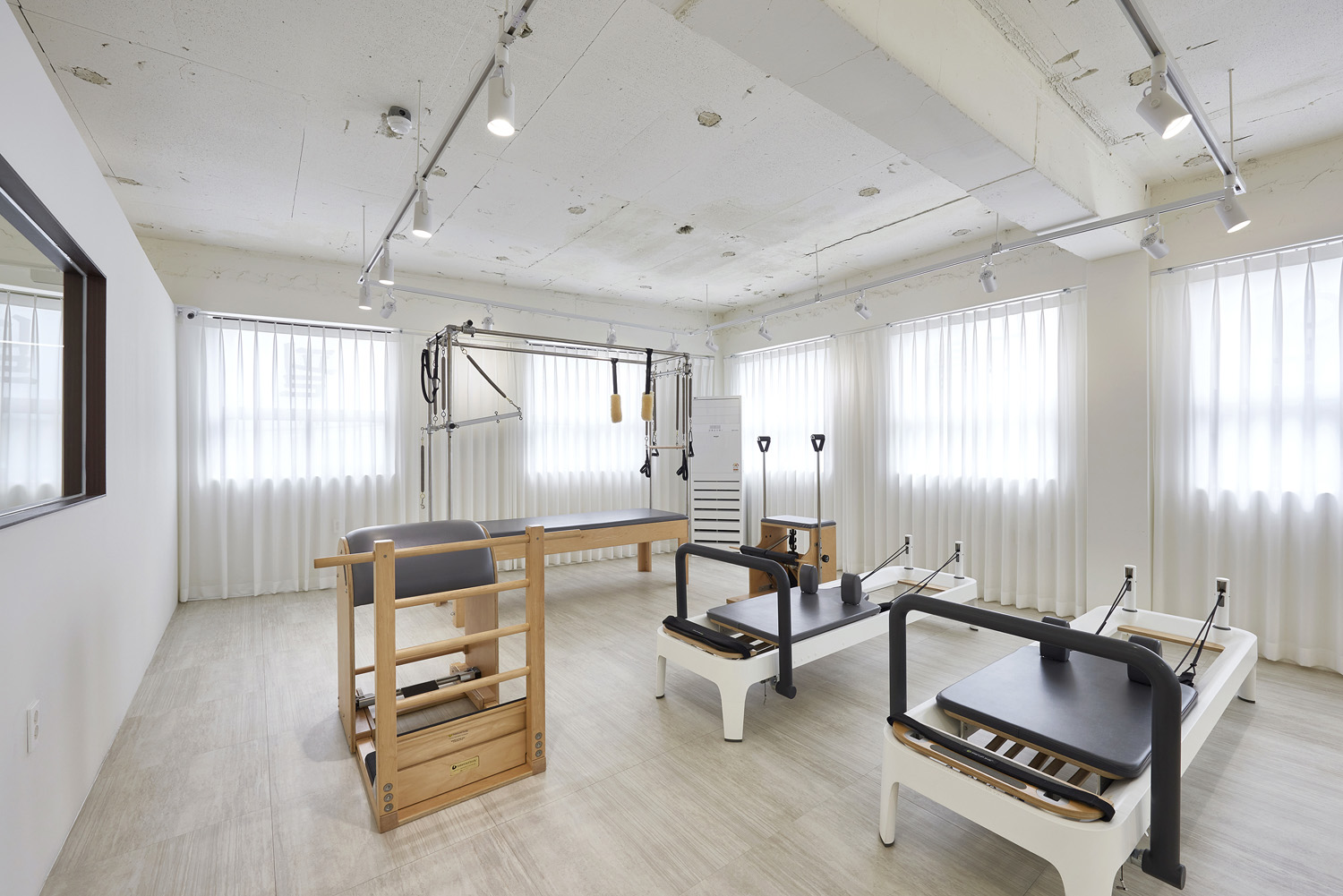 白色与木质 | 38 平米简约舒适的公寓设计-11