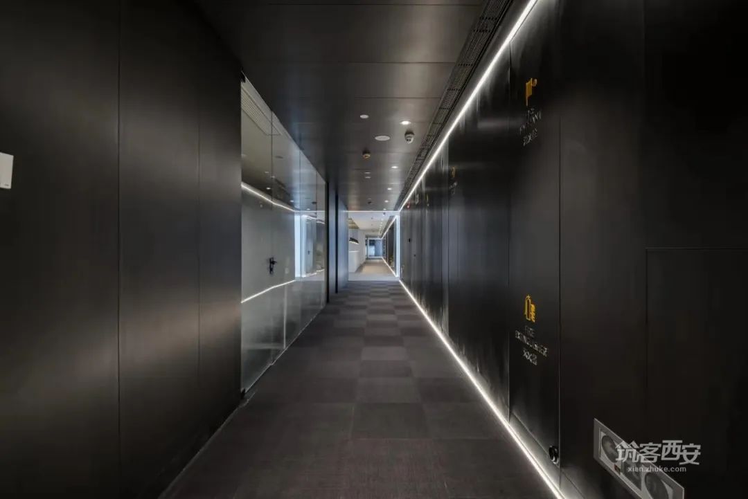 不锈钢吊顶打造科技感消防公司办公空间-17