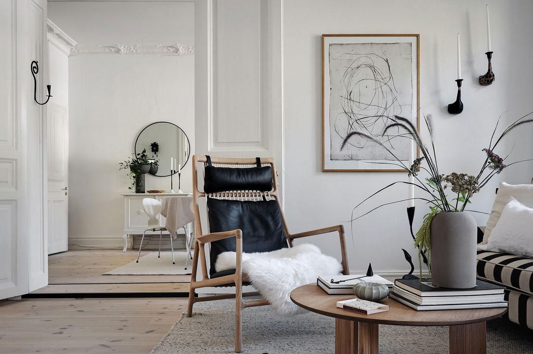 斯堪的纳维亚风格公寓的亮丽条纹沙发-5