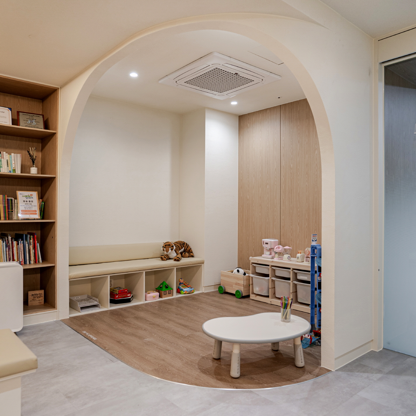 简约白色系打造儿童精神健康医学空间-15