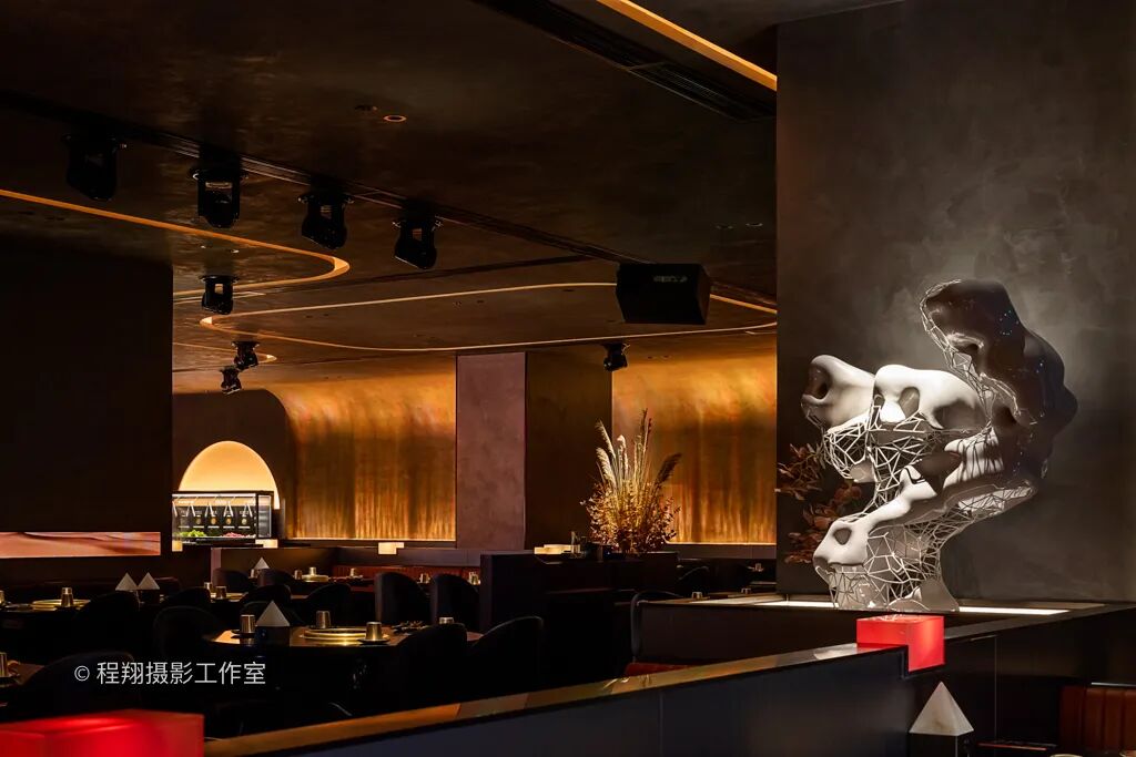 邂逅极光大漠畅享美食美酒｜海底捞旗下餐厅焰请烤肉铺子实景拍摄案例分享-17