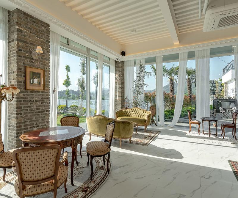 现代简约风咖啡厅设计，精致艺术品装点高级空间-12