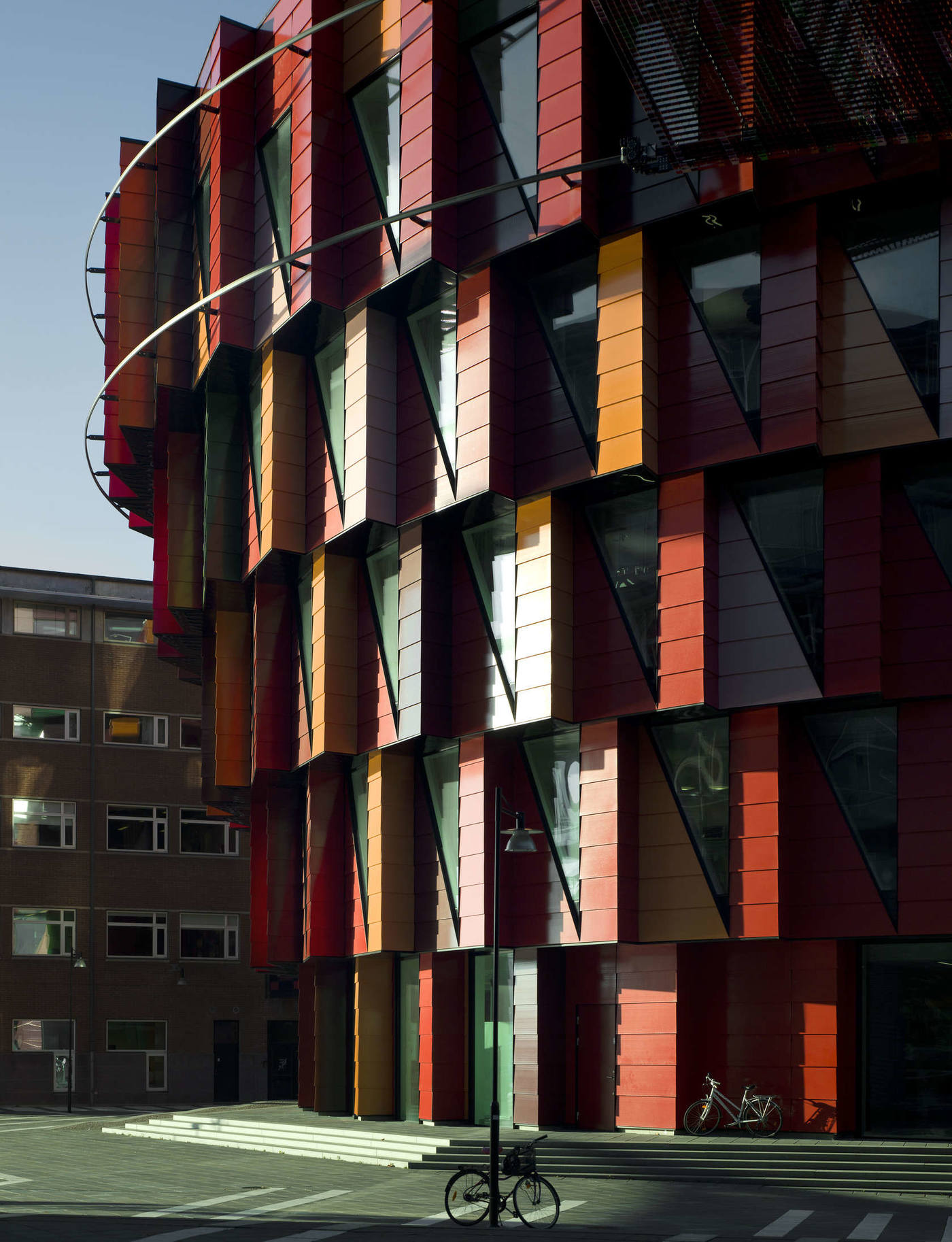 旋转的色彩围绕市中，变换的空间引人入胜-7