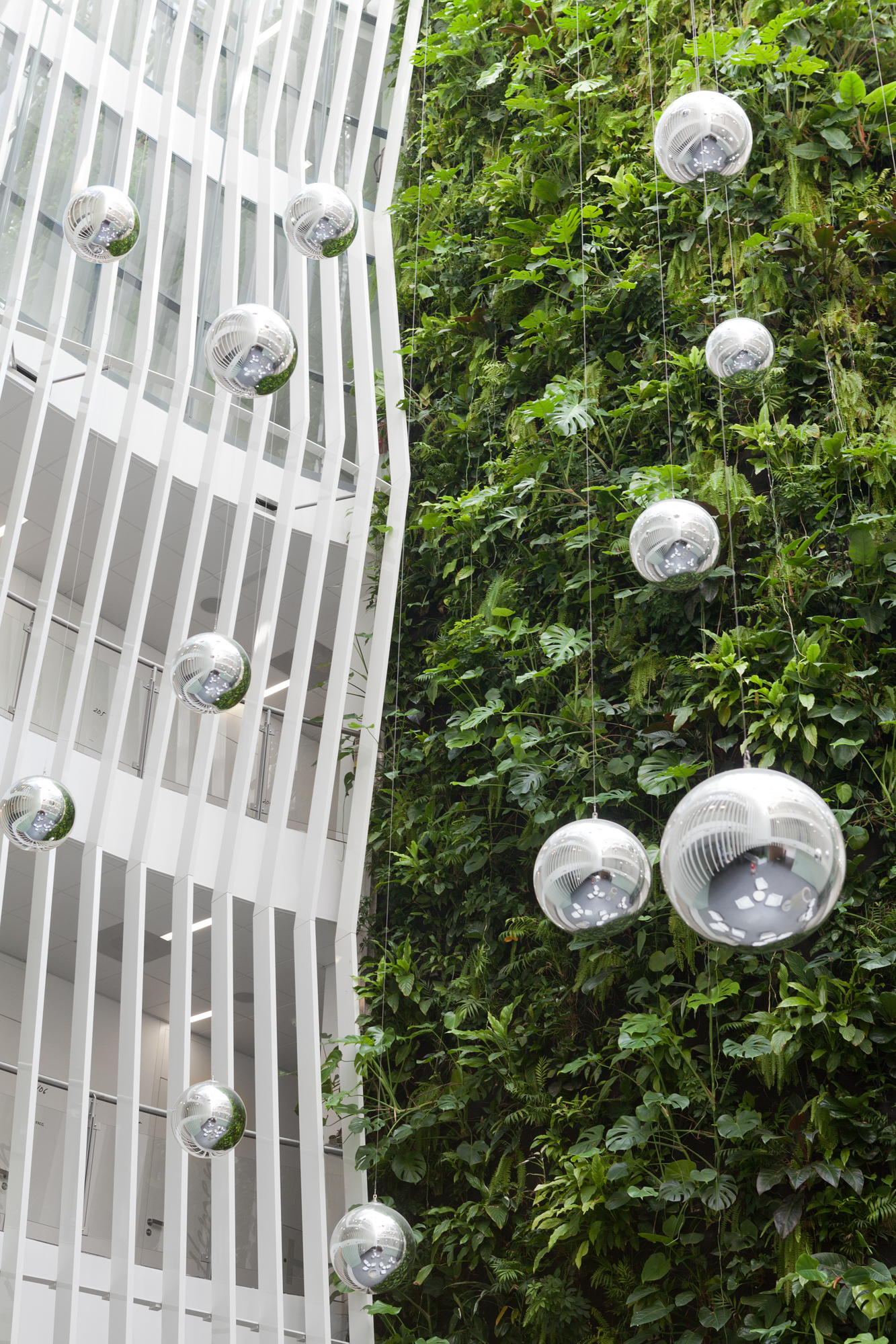 布拉格 KKCG 建筑室内设计 | 垂直花园与自然材料的融合-5