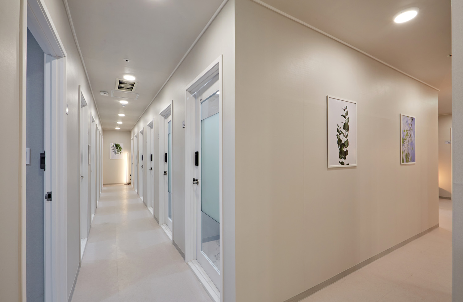 白色与木色，打造 120 平米共享办公室的极简魅力-9