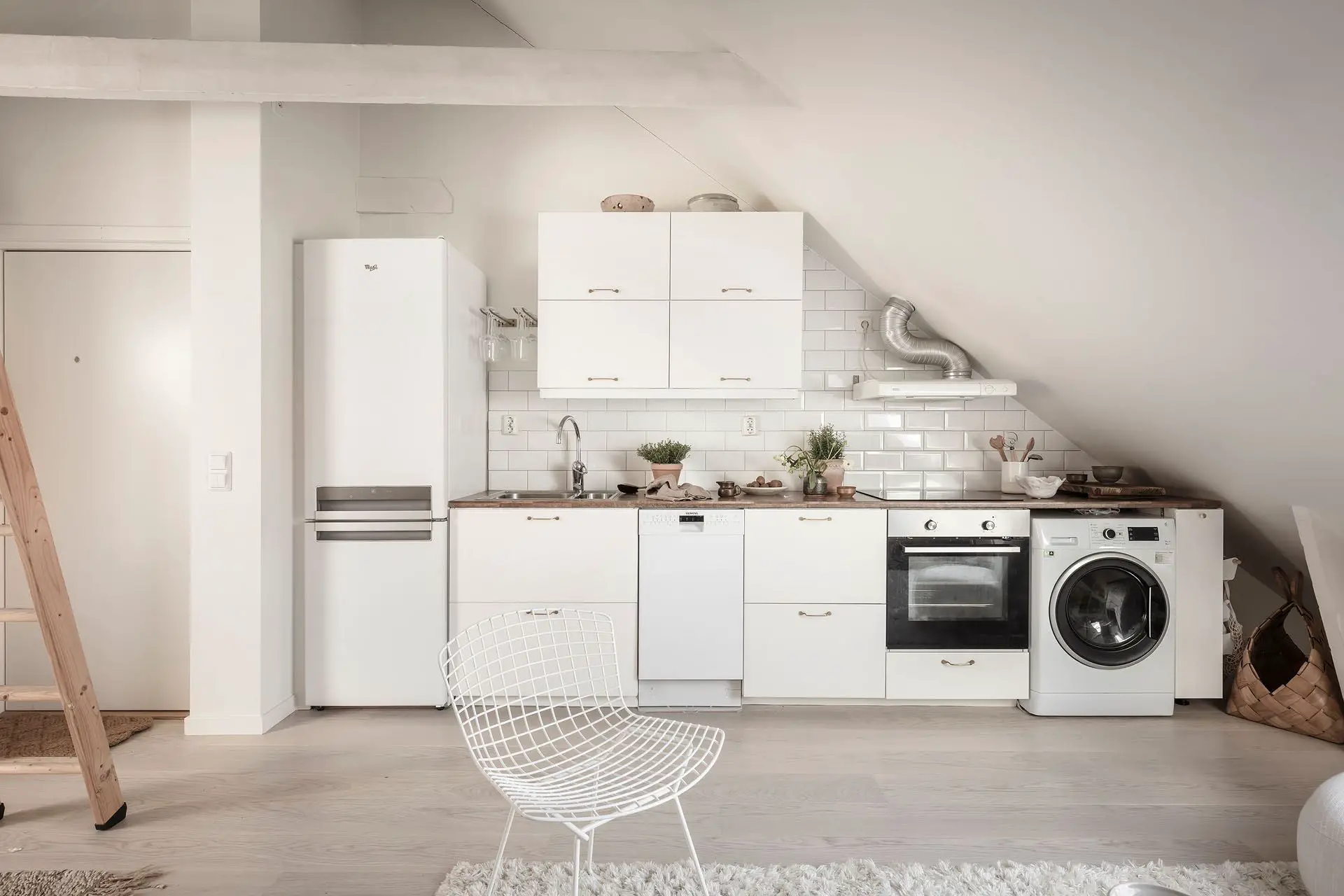 28 平米独特屋顶公寓,融入斯堪的纳维亚设计的现代魅力-7