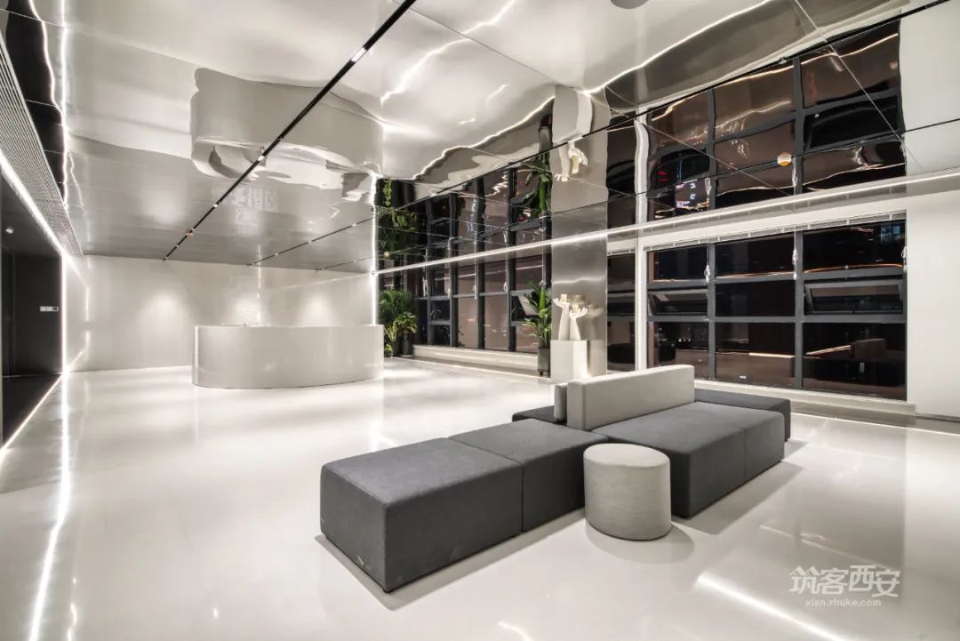 不锈钢吊顶打造科技感消防公司办公空间-2