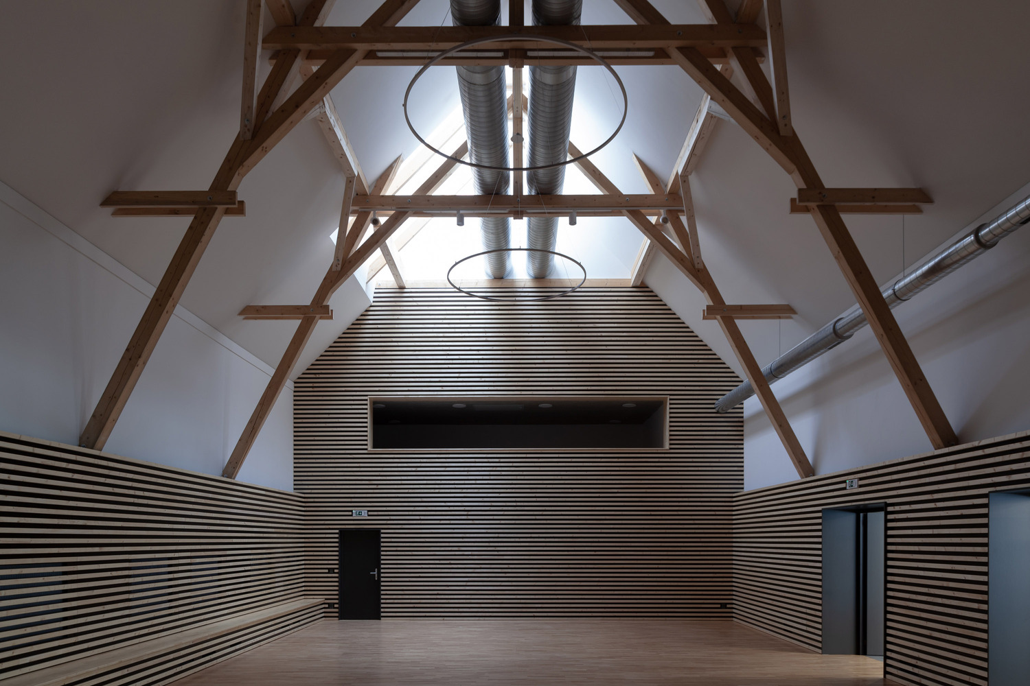 捷克 Píšť信息文化中心 · 白色几何建筑的公共空间创新-22