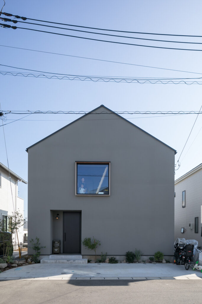 ワンルームのような一体感　家族が自然と集まる大空間の三角屋根の家 | Style of Life | 100%LiFE-13