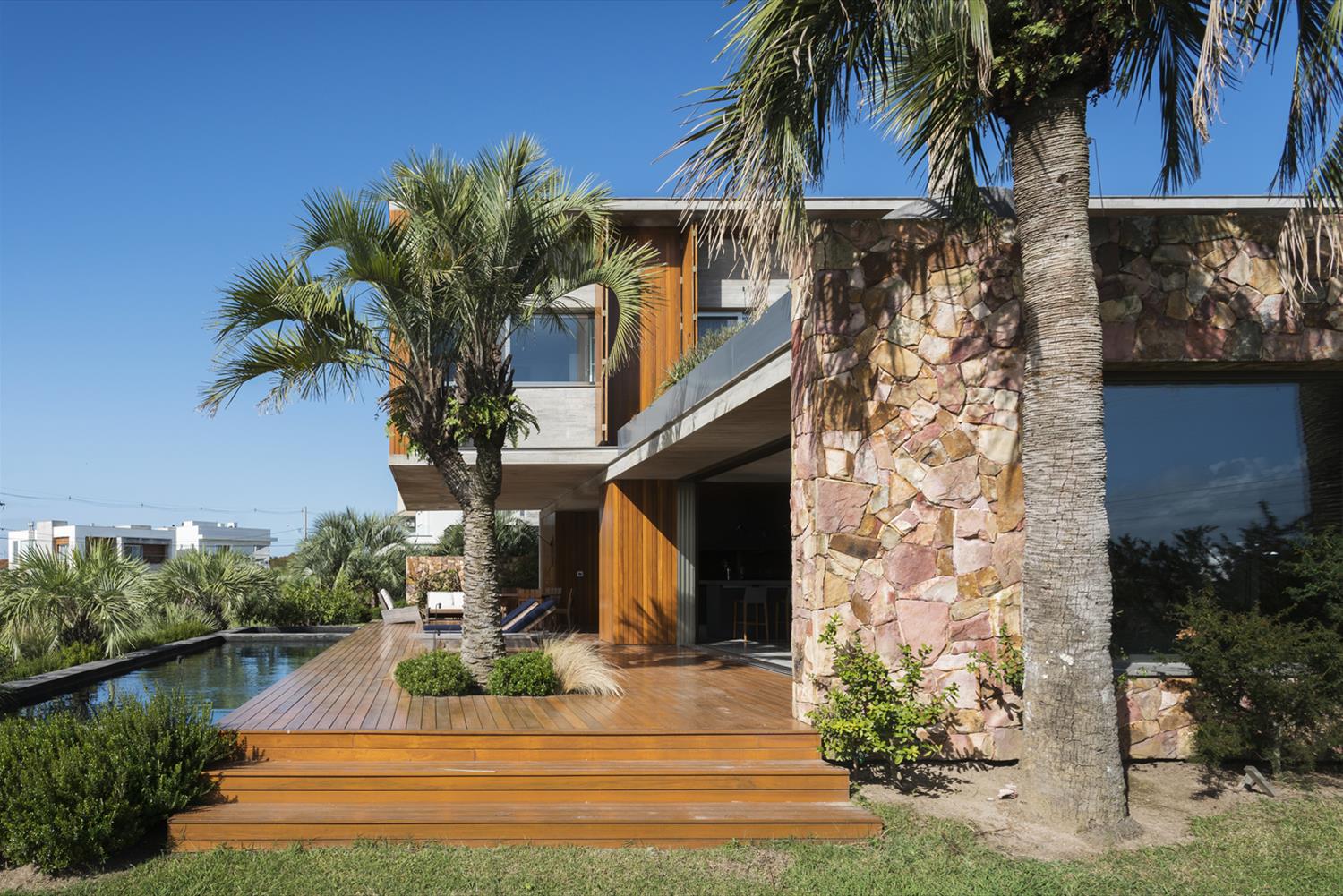 巴西 Pelotas 现代住宅 | 混凝土、木头和玻璃的完美融合-6