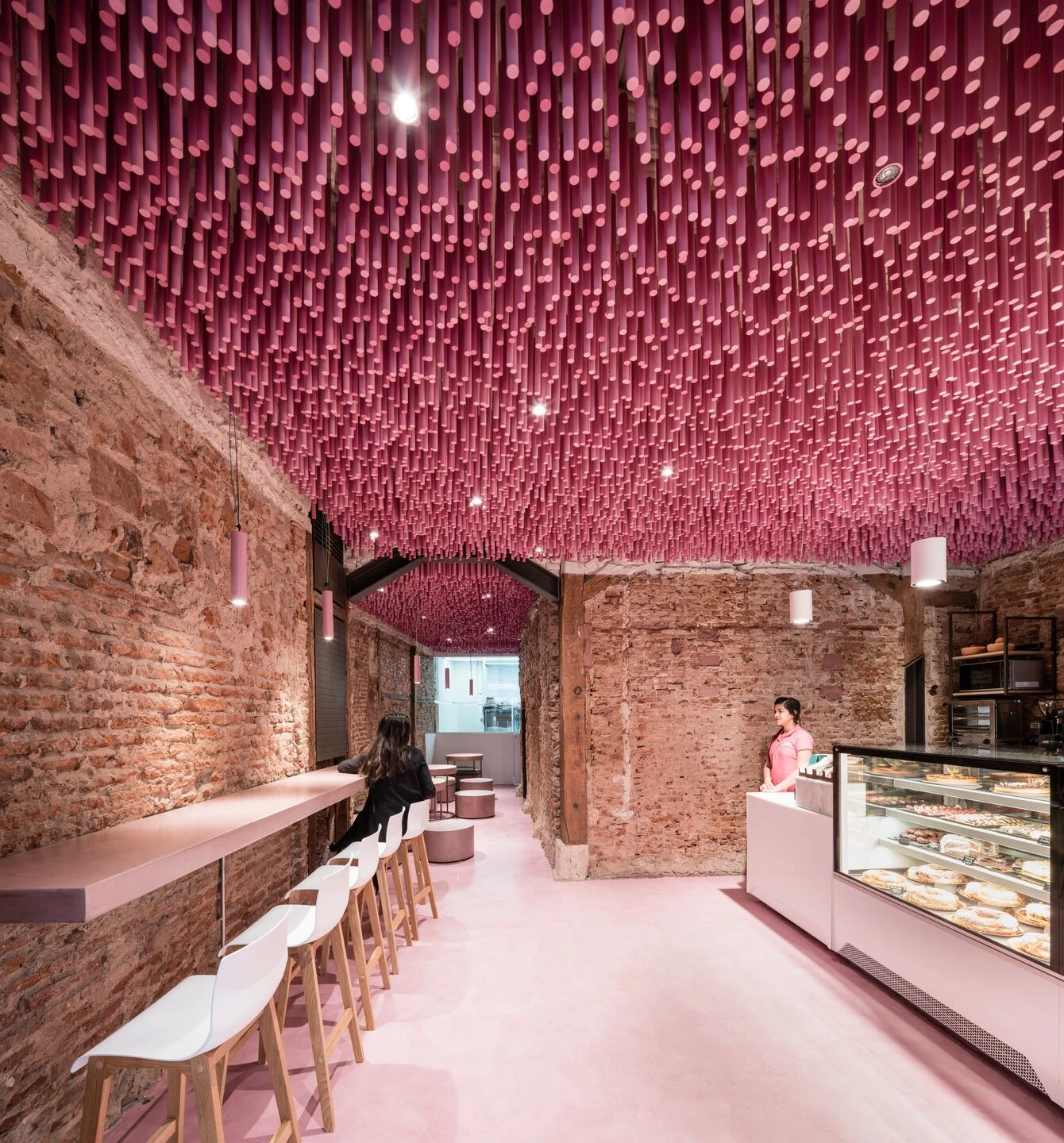 马德里粉色木棍艺术装置面包店丨西班牙马德里丨IDEO arquitectura-20