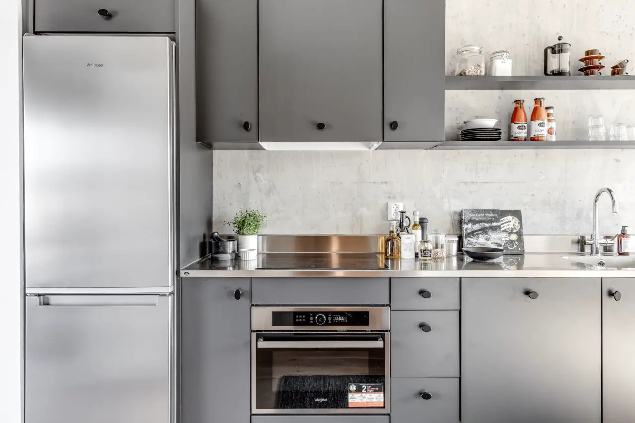 瑞典 40m2 灰混凝土时尚公寓 | 工业风与温馨家居的完美结合-15