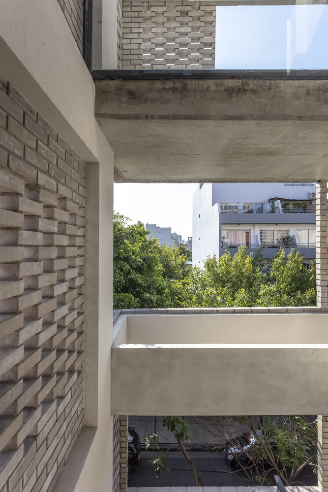 LL 2474 建筑 · Arqtipo 打造的灰色砖墙生态家园-38