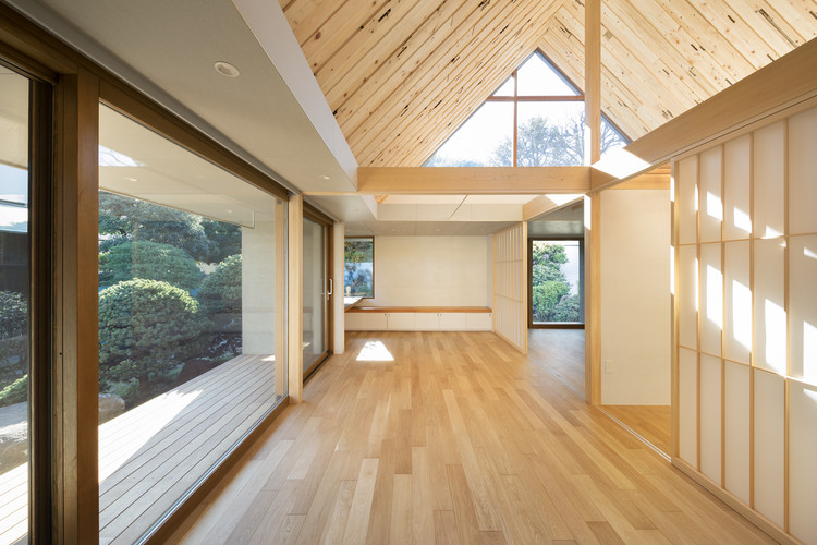 Dutch Gable Roof House  Hiroki Tominaga-1