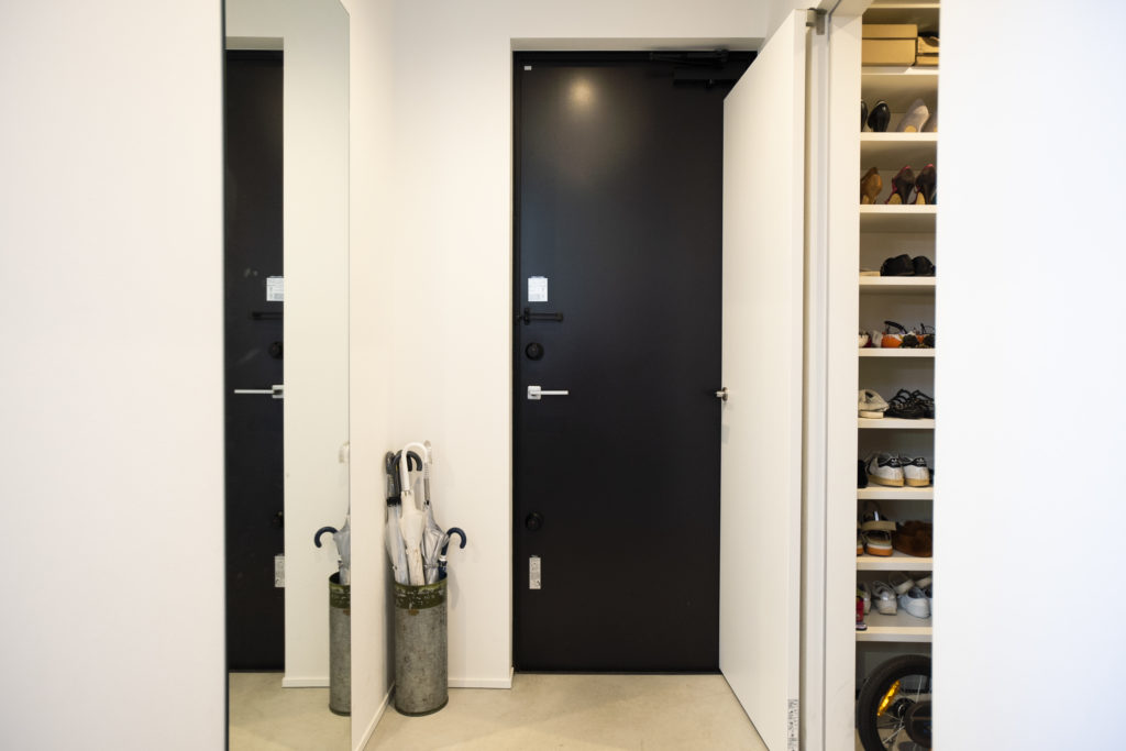 陽光が降り注ぐ　中央に設けた吹き抜けが家族の一体感を生み出す | Family | 100%LiFE-15