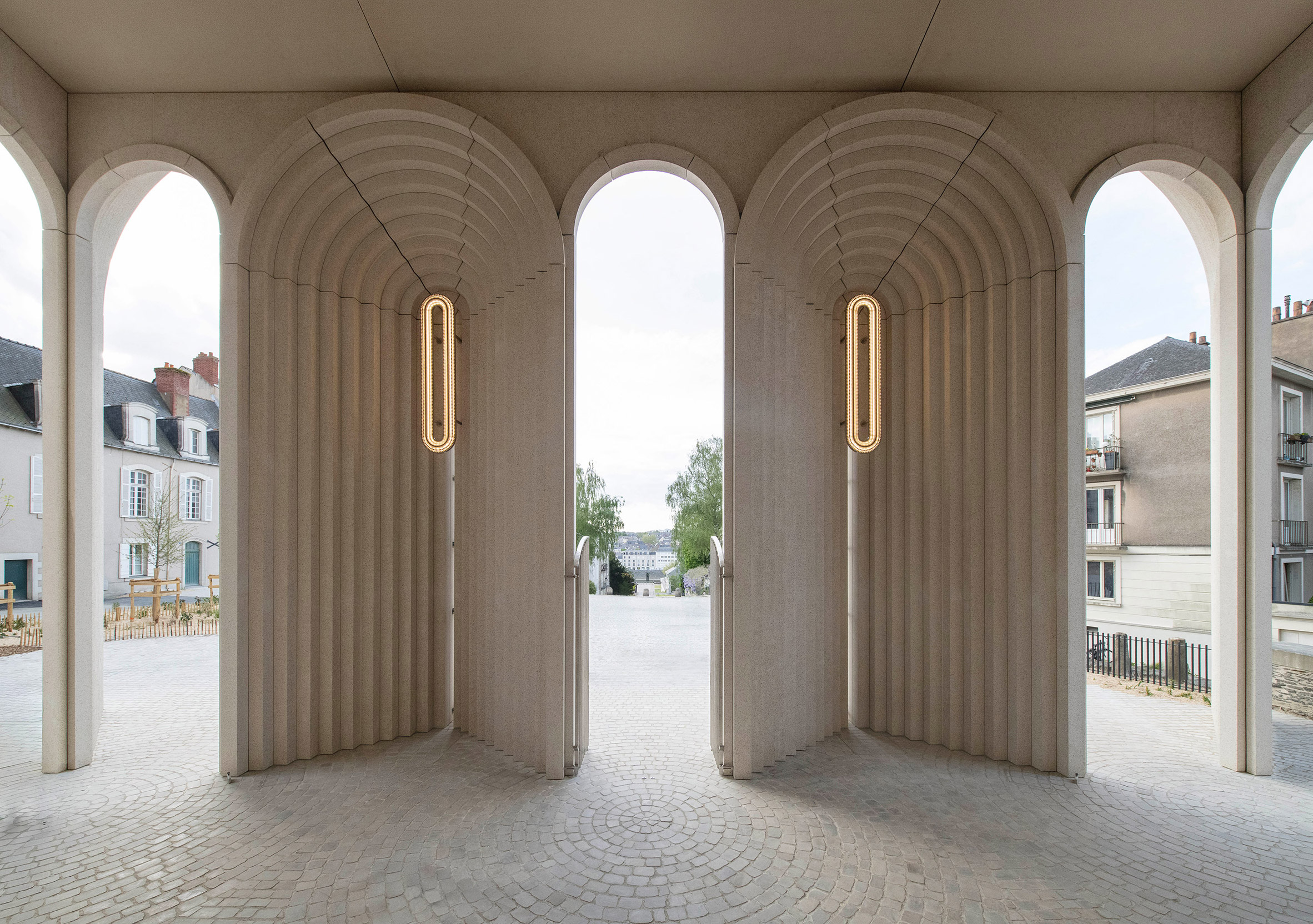 法国昂热大教堂拱形入口及画廊丨隈研吾建筑都市设计事务所-26