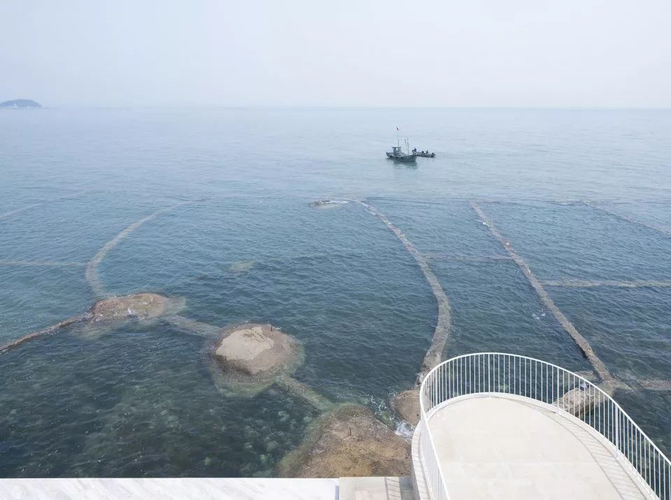 民宿设计，不论是重建或扩建、运用设计的加法或减法、还是采用在地材料，不仅能使荒废破旧的乡下老宅焕然一新，也能重塑一方水土。-25