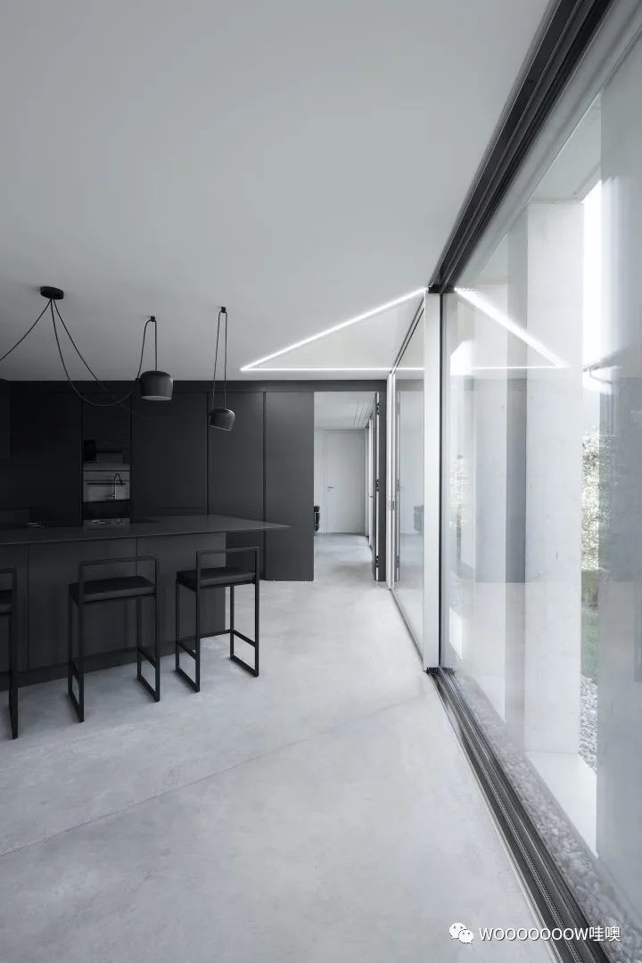 混凝土别墅 | 人居住的墙与弯曲楼梯的创意设计-7