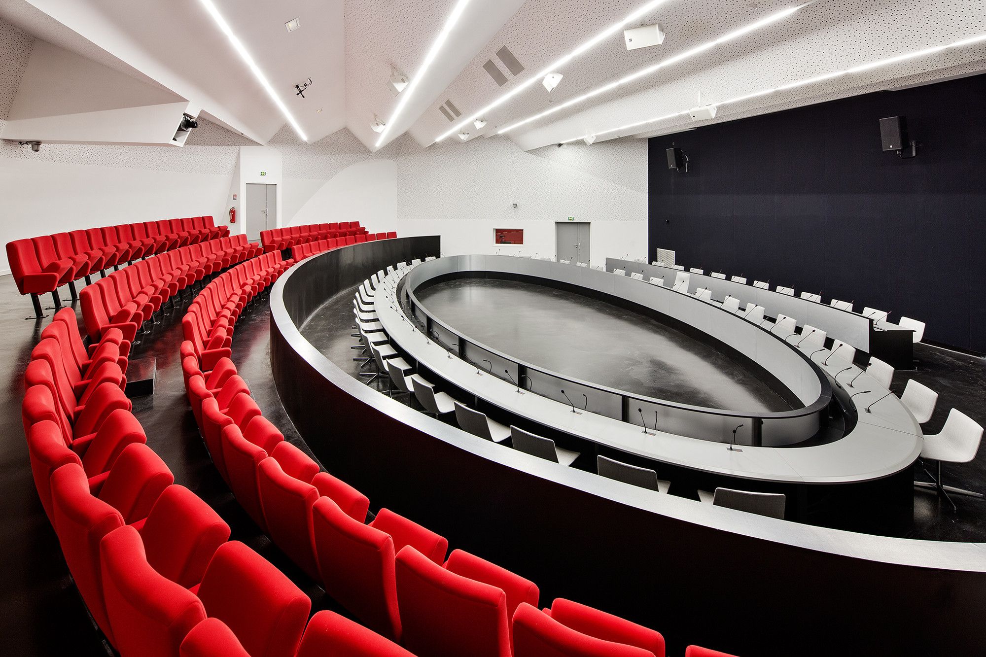 融合新旧的法国巴尼奥莱市政厅设计-5