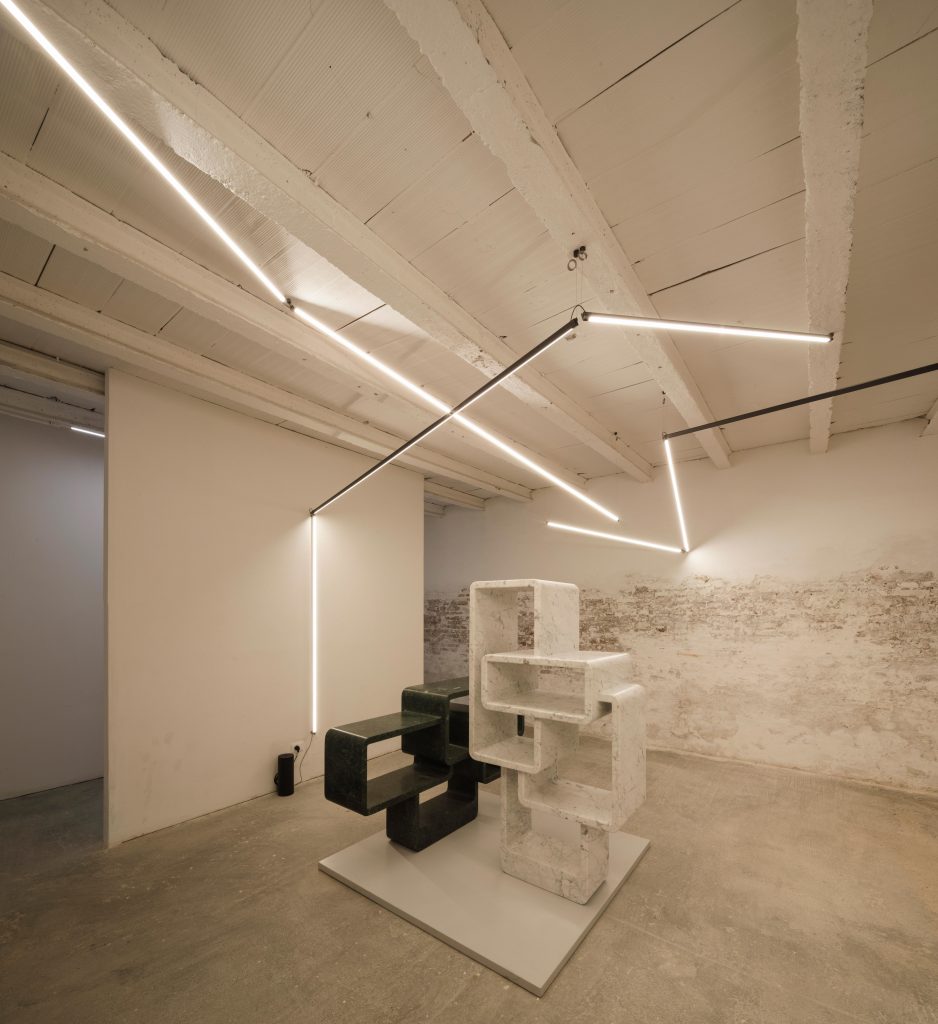 威尼斯设计双年展 2021 | Sticks 照明装置点亮 SPUMA 艺术空间-12