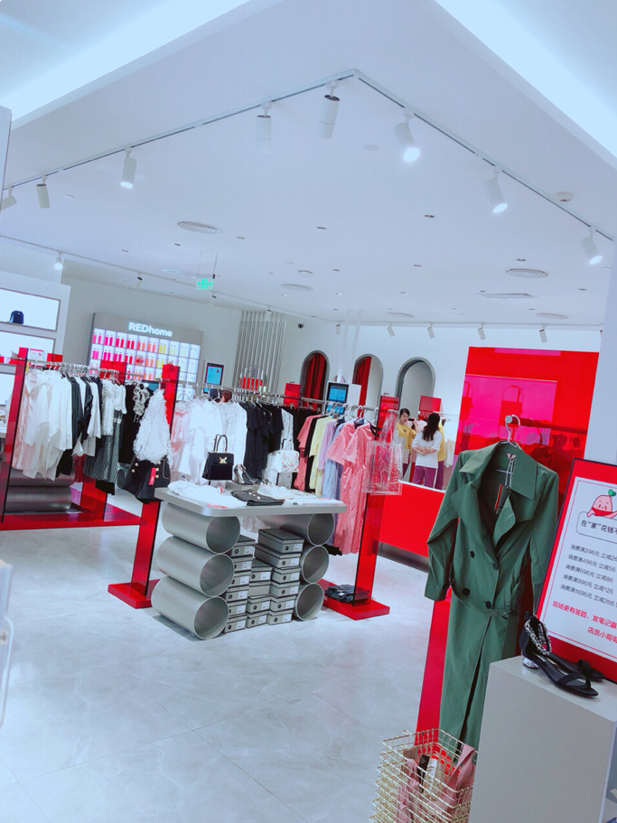 “流量收割机”，开了全球首家线下体验店-26