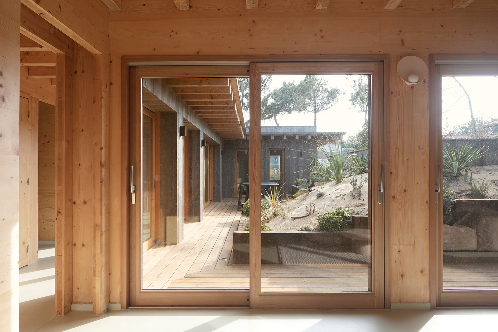 Au Cap Ferret, une maison japonaise minimaliste en bois, avec piscine | AD Magazine-10