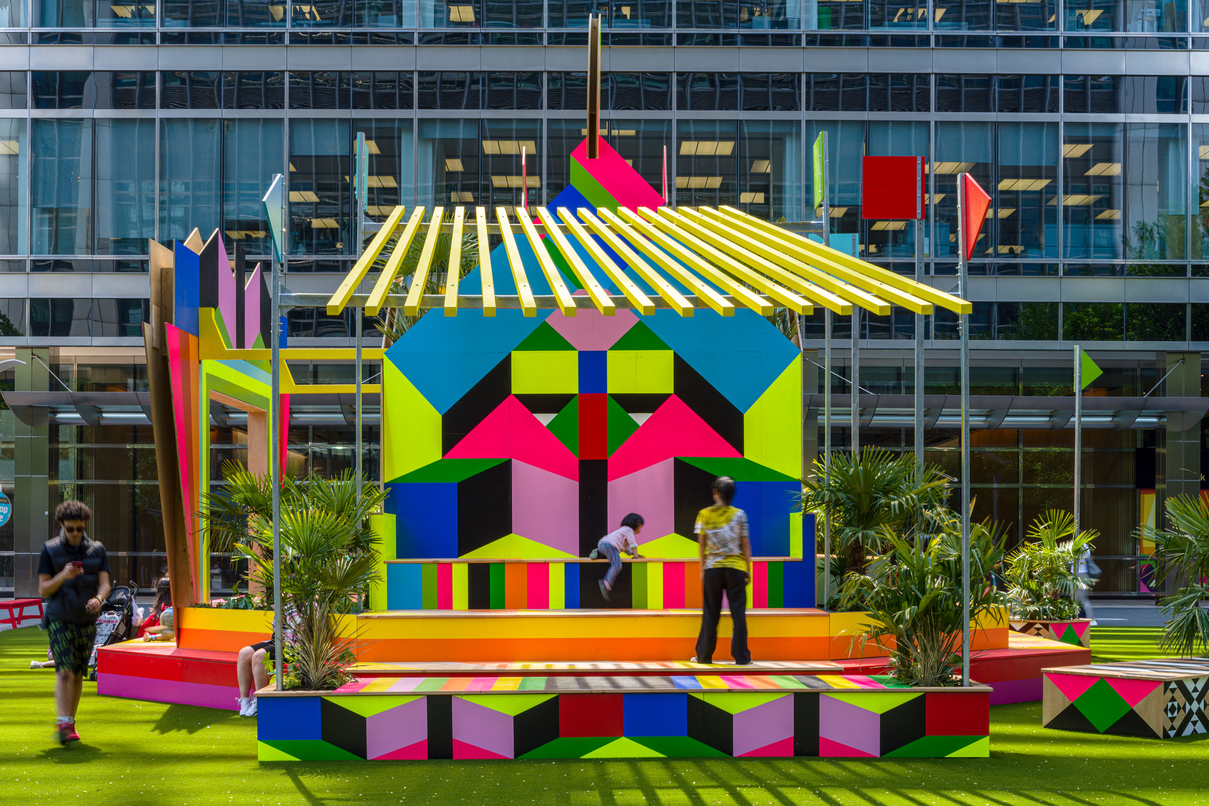 摩天大楼下的活力阳光亭-19