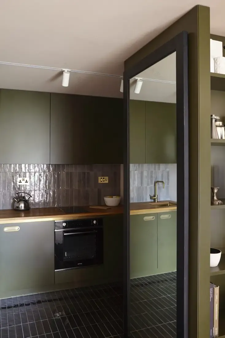 伦敦 Barbican 公寓巧妙改造,色彩与空间的完美结合-6