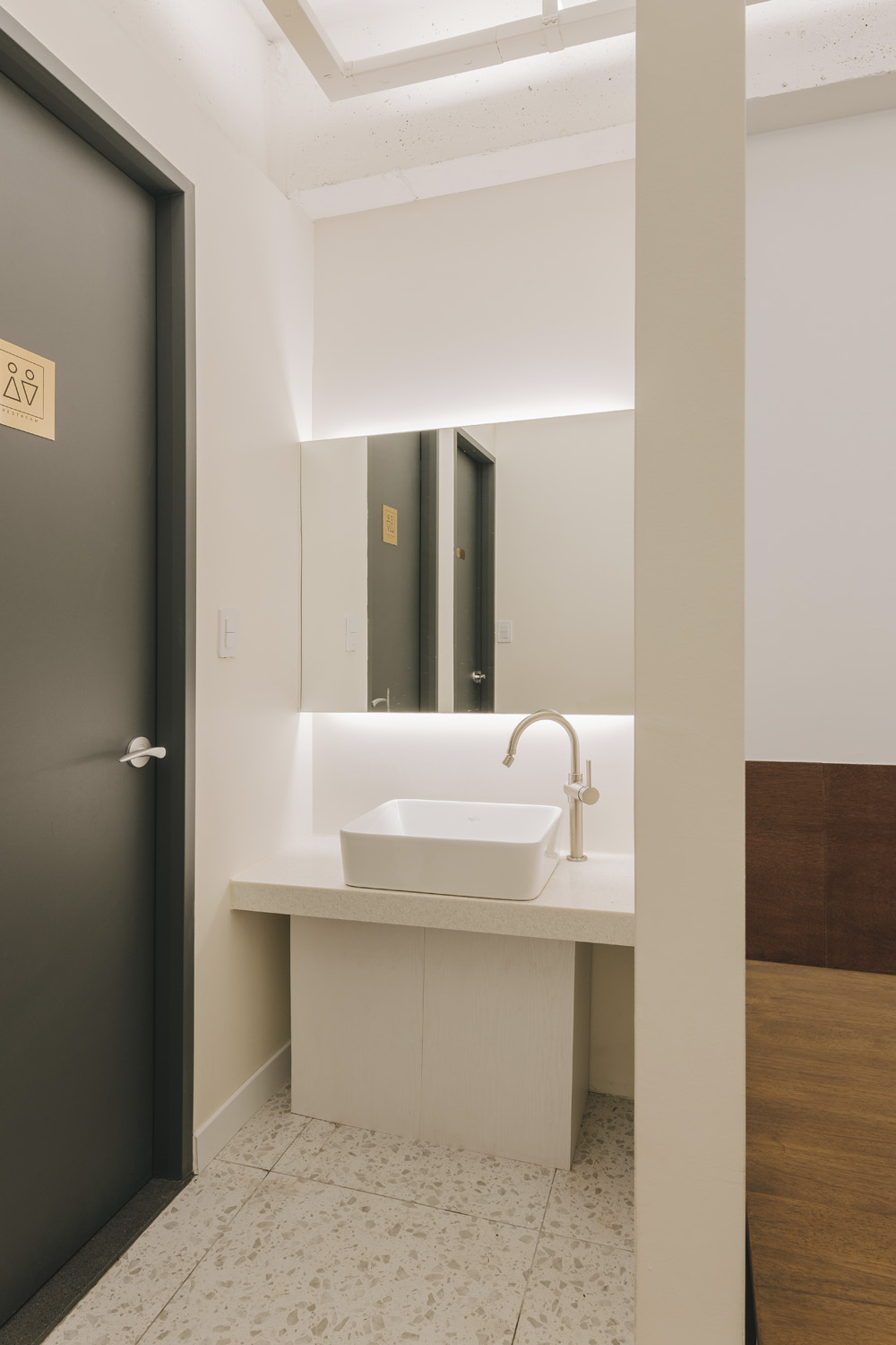 白色与木色，打造 21 平极简咖啡厅-10