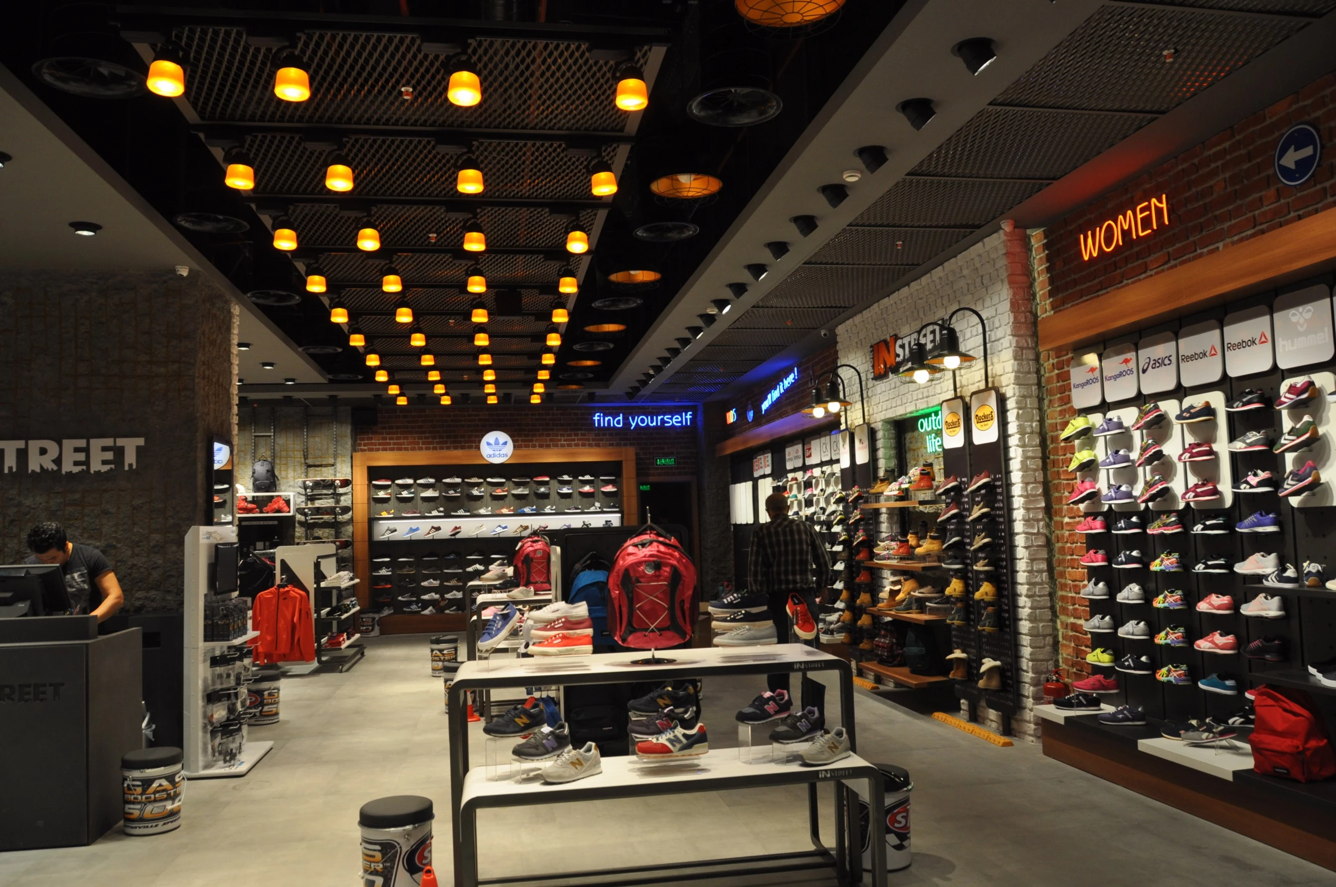 街头运动旗舰店-31