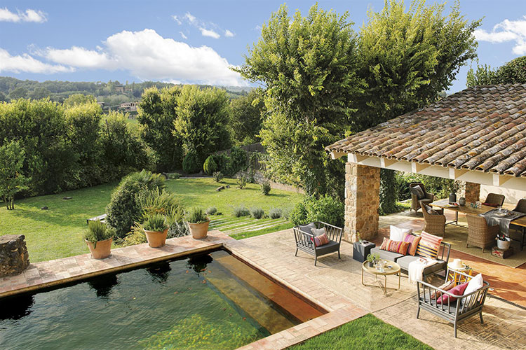 西班牙百年古宅新生，暗室变明亮空间-1